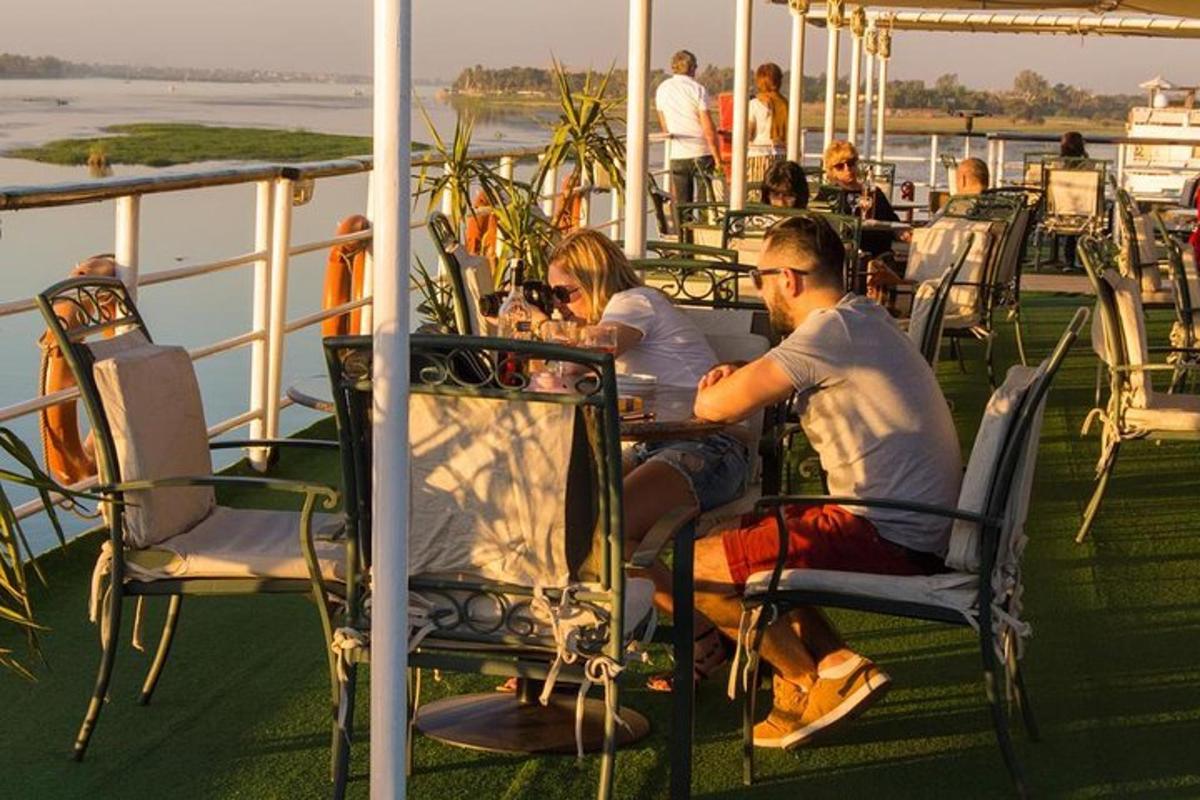 um grupo de pessoas sentadas em mesas em um barco
