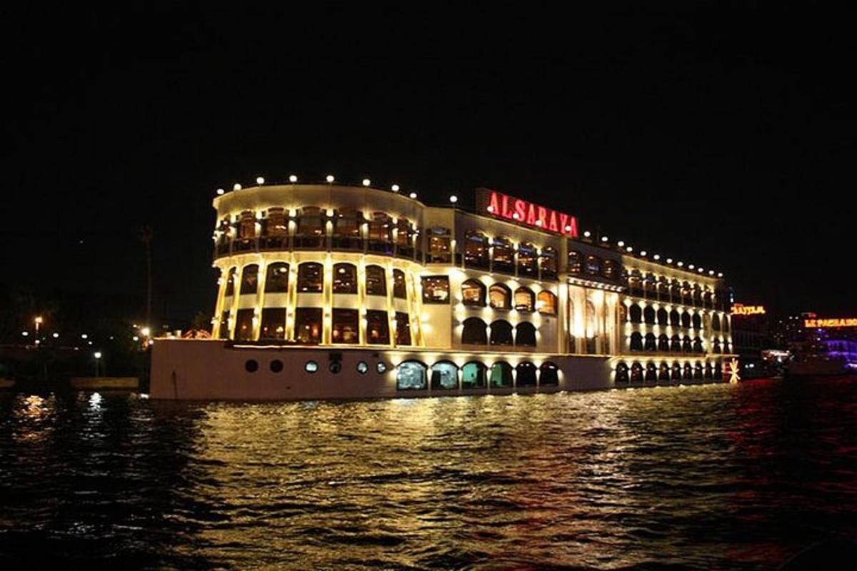 Un gran edificio sobre el agua por la noche.