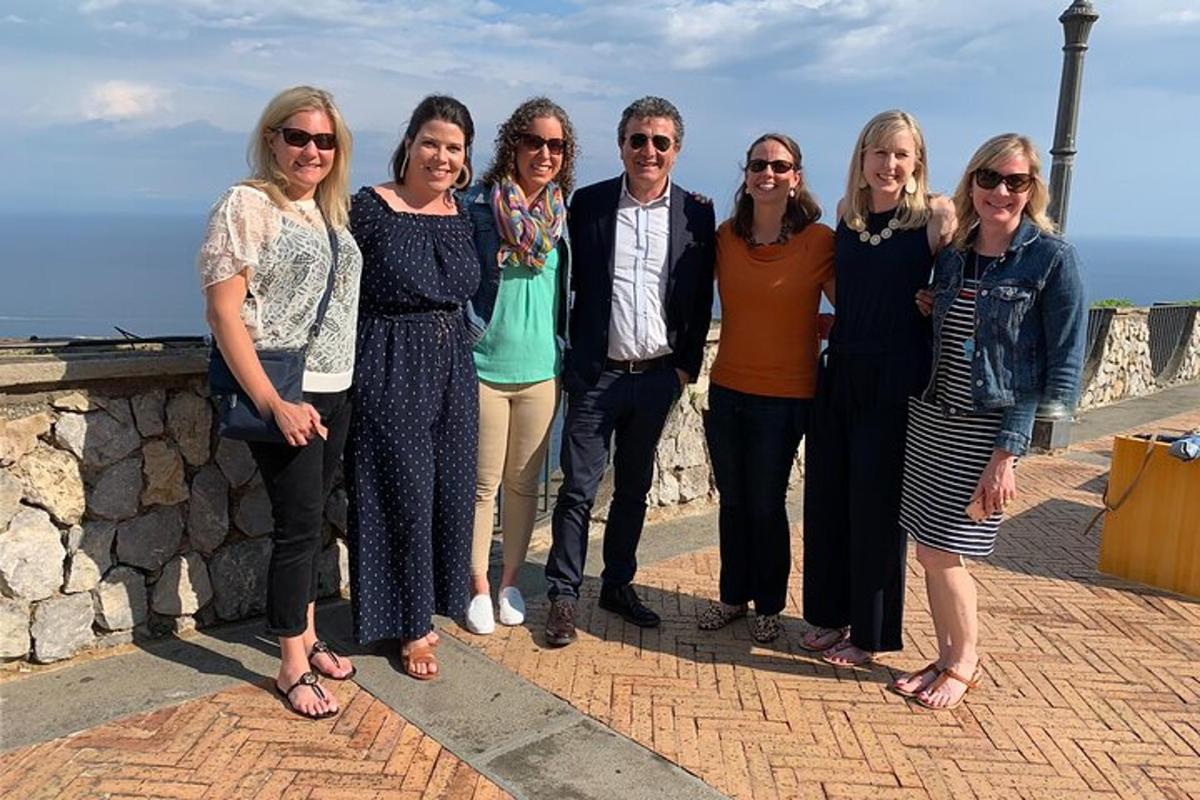 um grupo de mulheres posando para uma foto na parede