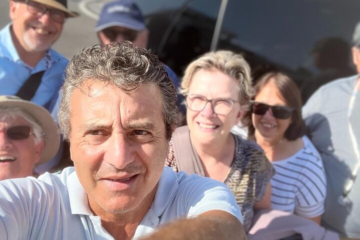 um grupo de pessoas posando para uma foto