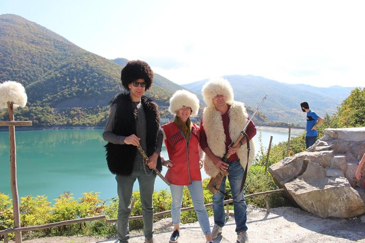 bir gölün önünde duran üç kadından oluşan bir grup