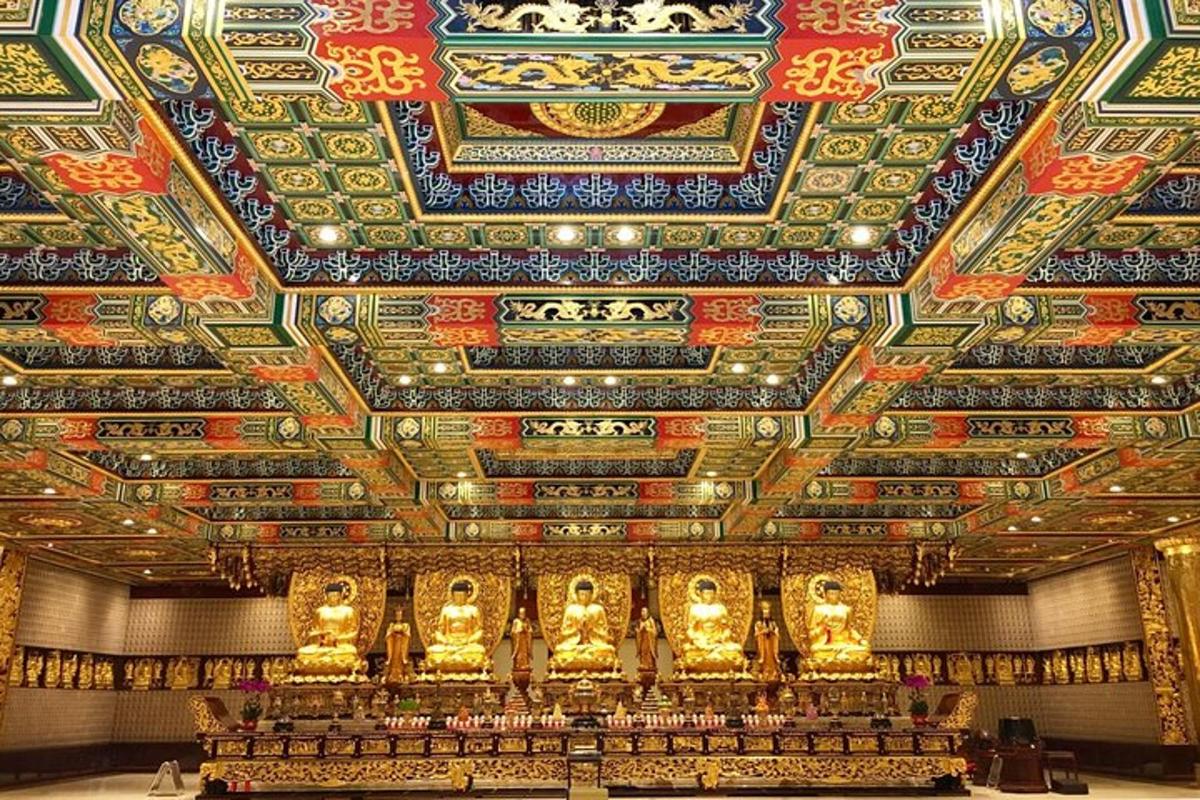 带有 akritkritkrit 天花板的房间