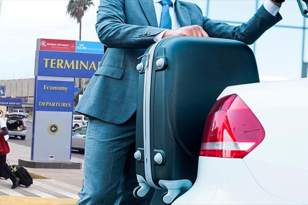 um homem de terno está segurando uma mala