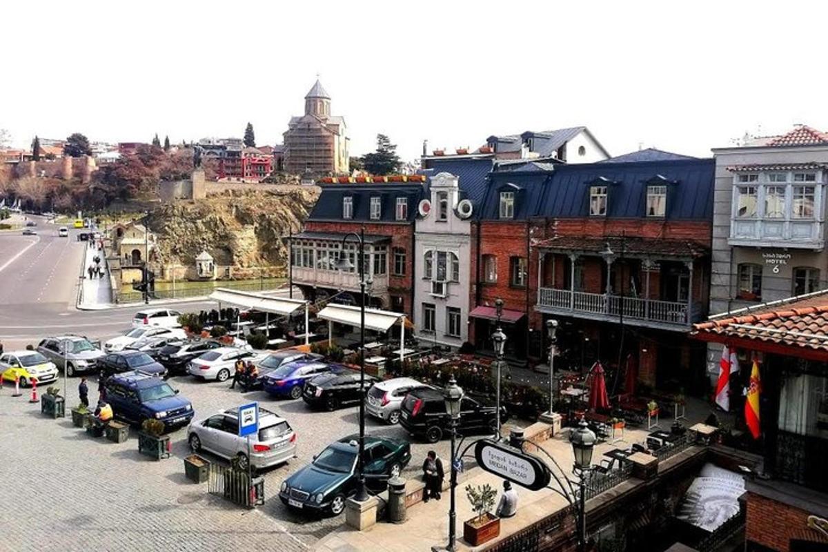 město s auty zaparkovanými na parkovišti