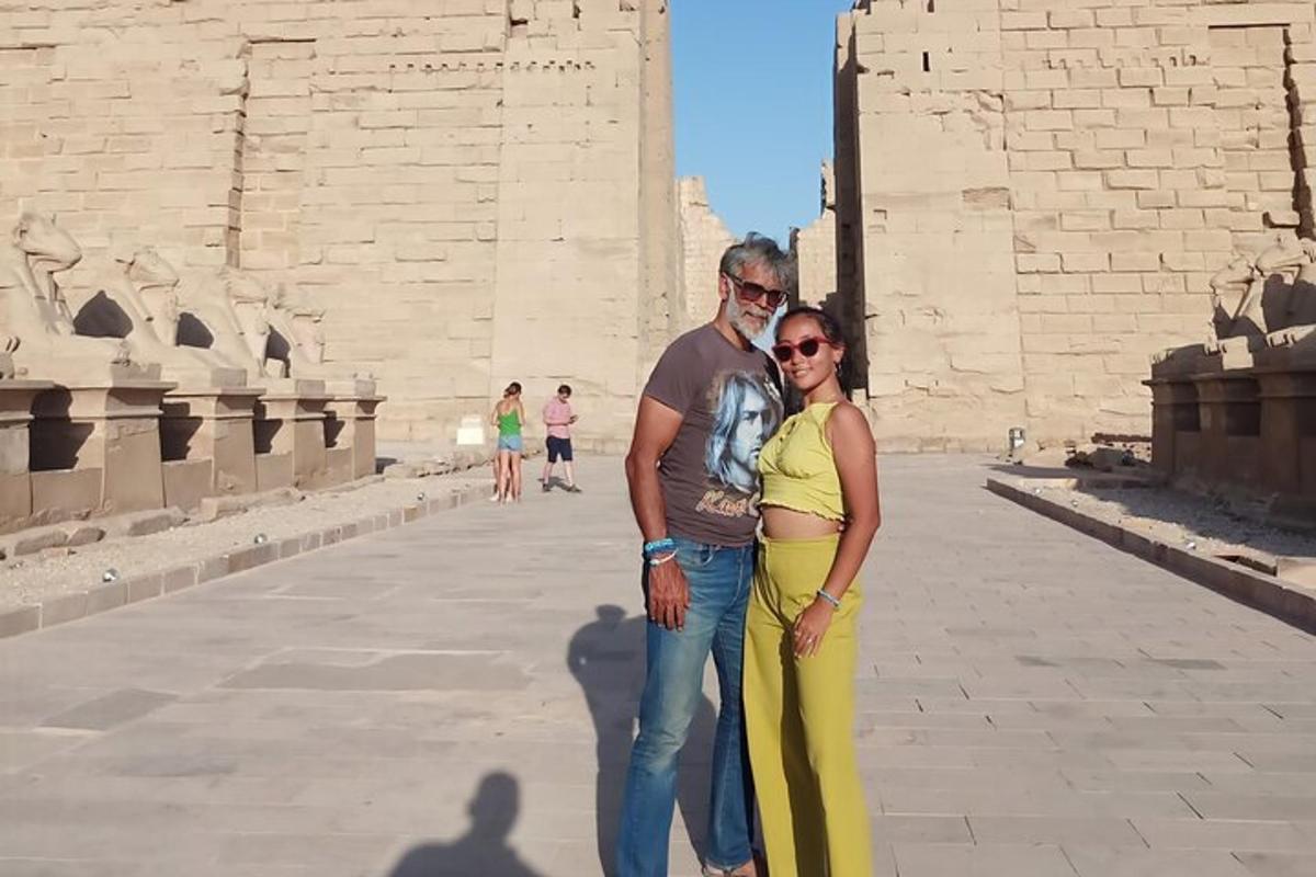 un uomo e una donna in piedi davanti a un edificio