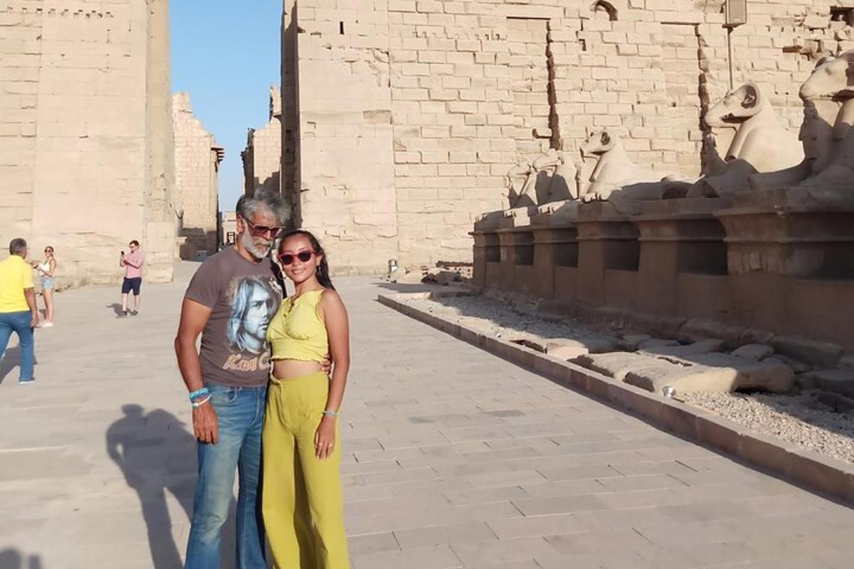 un uomo e una donna in piedi davanti a un edificio