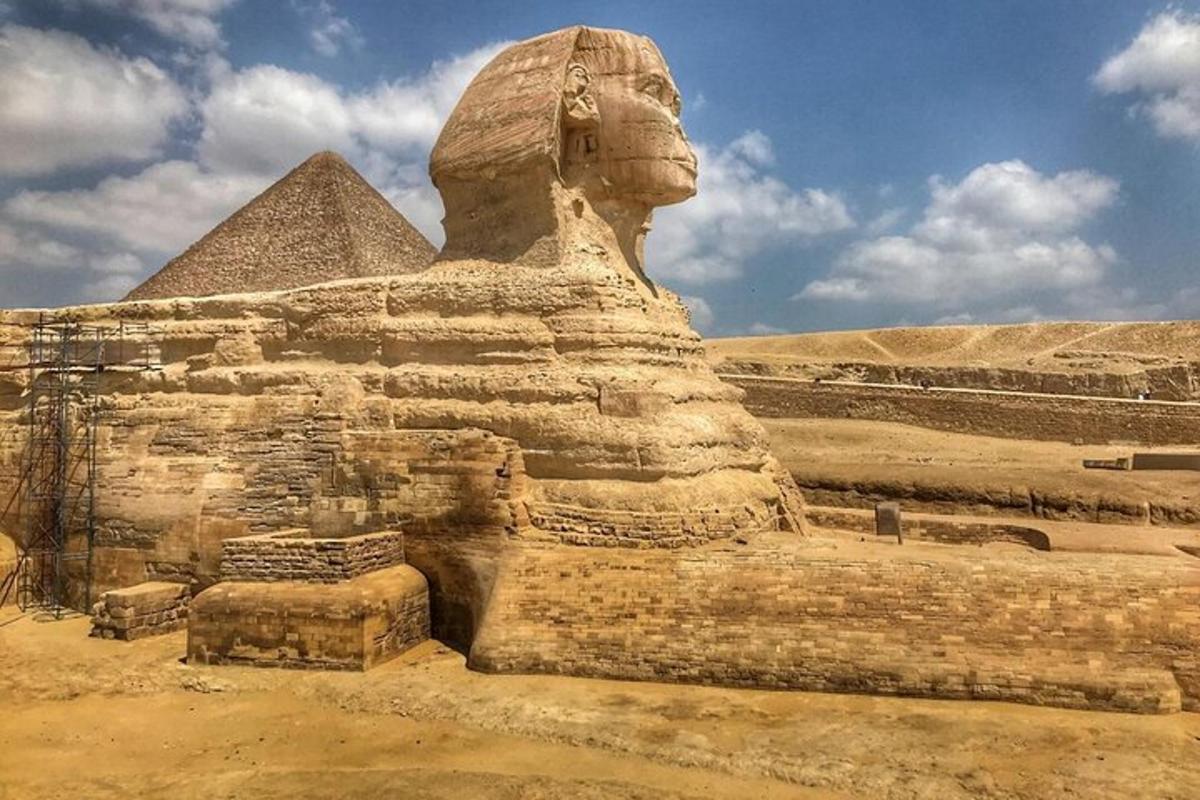 patung sphinx di hadapan piramid