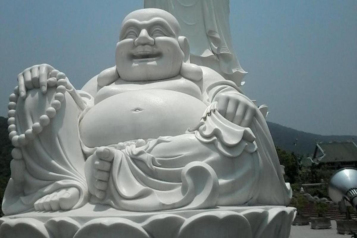 patung biksu putih besar dengan dompet