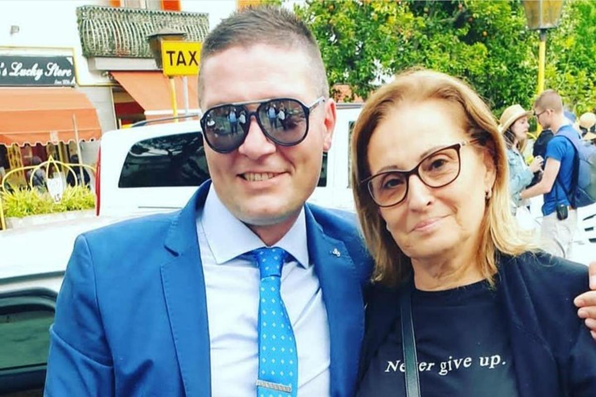egy férfi és egy nő szemüvegben, öltönyben és nyakkendőben