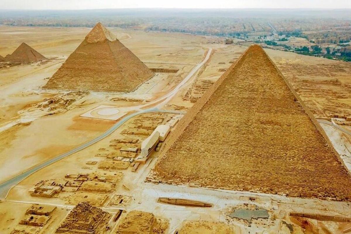 Letecký pohled na pyramidy v poušti