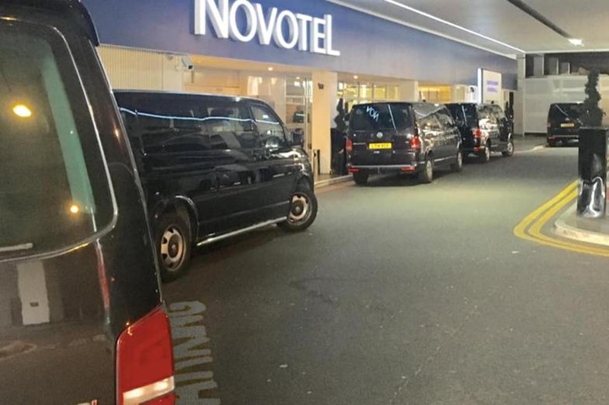 un gruppo di auto parcheggiate in un parcheggio