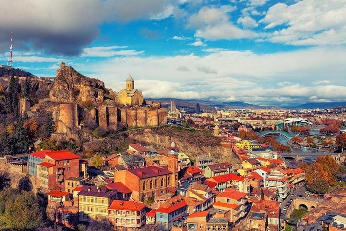 una vista di una città con un castello su una collina