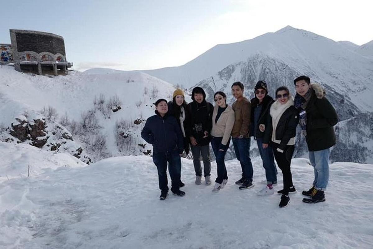 un gruppo di persone in posa per una foto sulla neve