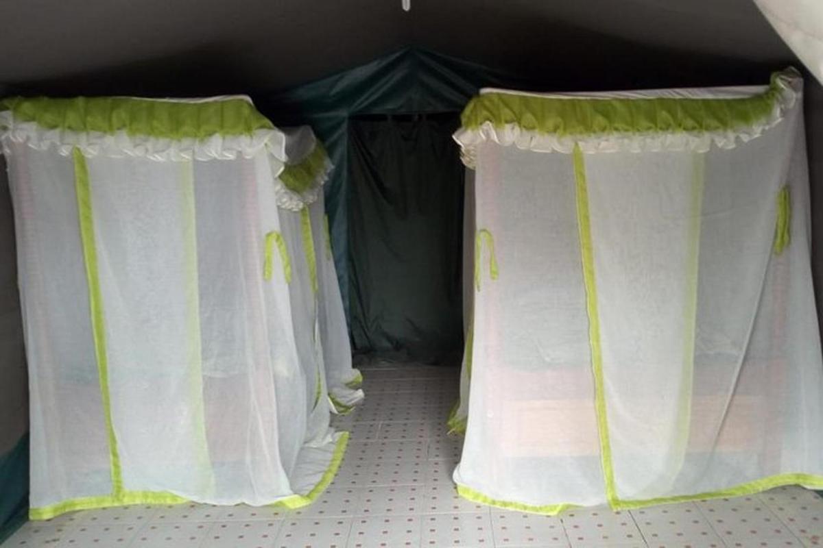 una fila di tende bianche in una tenda