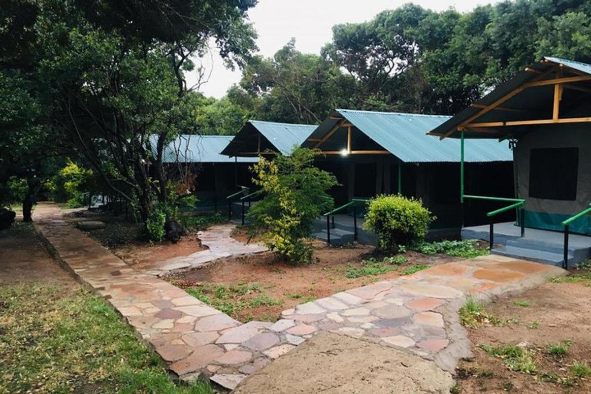 uma casa com uma passarela de pedra ao lado de um prédio