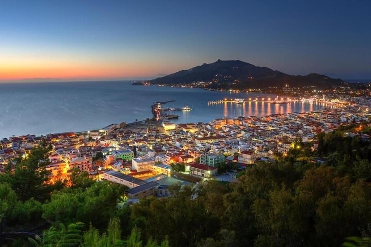 una vista di una città di notte
