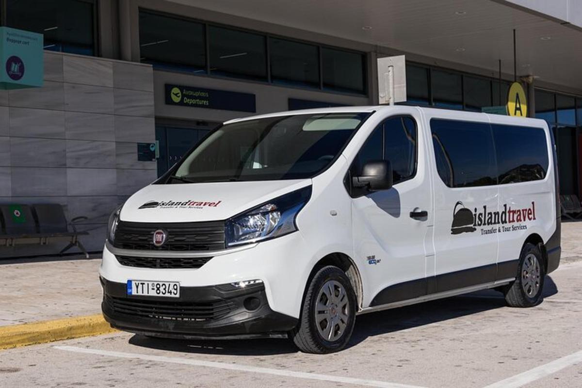 Una camioneta blanca estacionada frente a un edificio