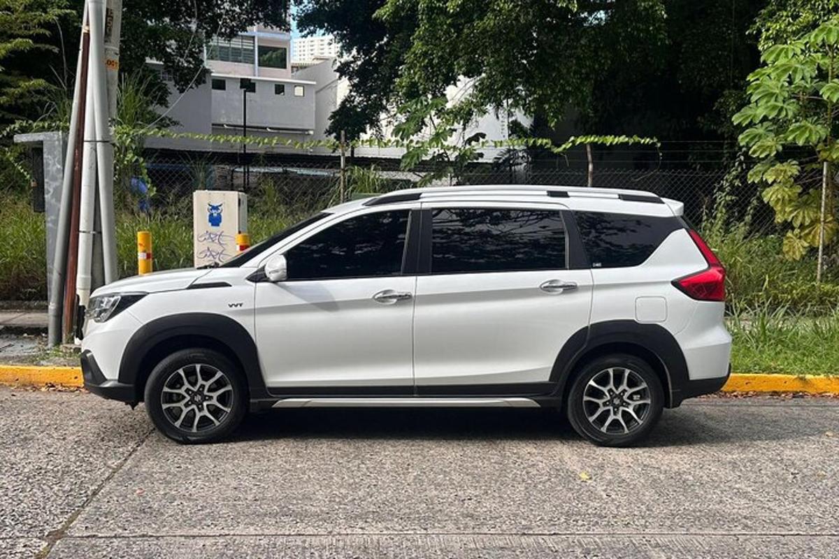 bílé SUV zaparkované na parkovišti