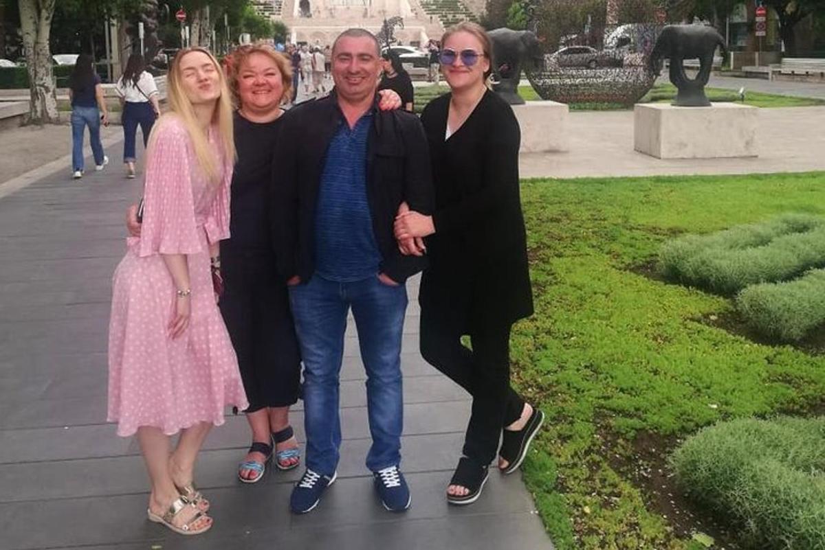 skupina lidí pózujících pro fotografii v parku