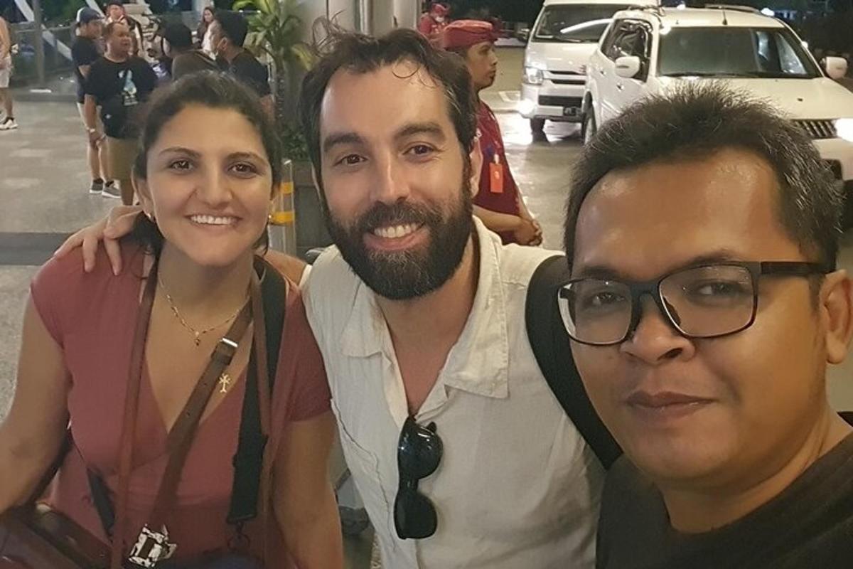 seorang lelaki dan seorang wanita bergambar