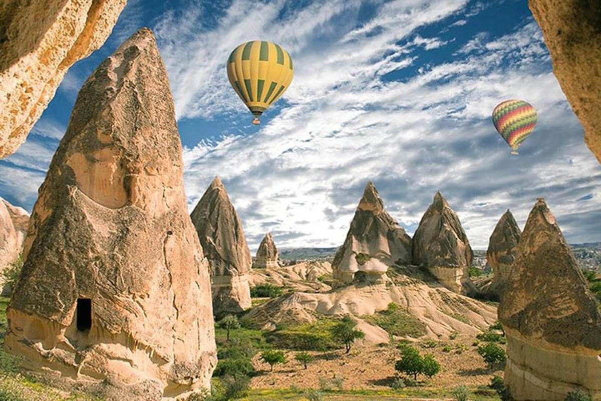 két hőlégballon repül néhány szikla felett