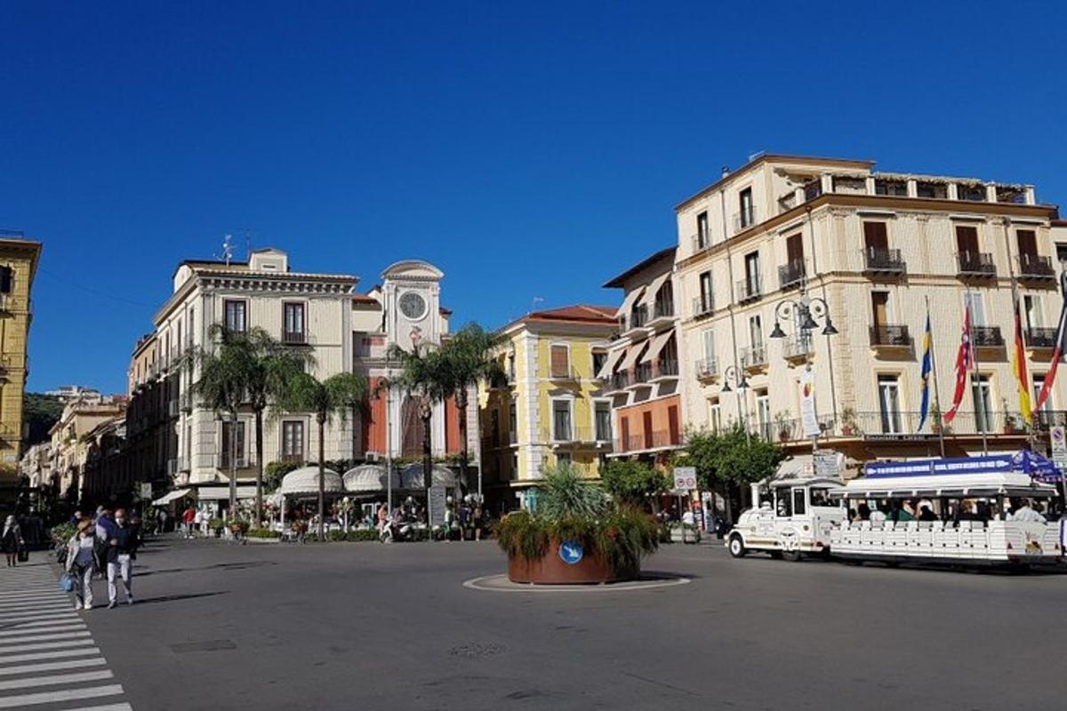 Una calle de la ciudad con edificios y un camión de comida.