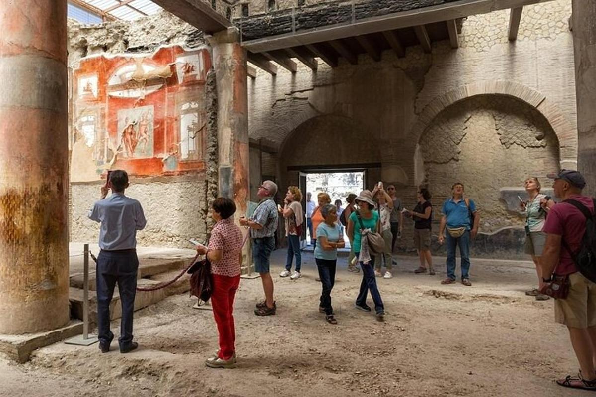 un grup de persones dempeus dins d'un edifici