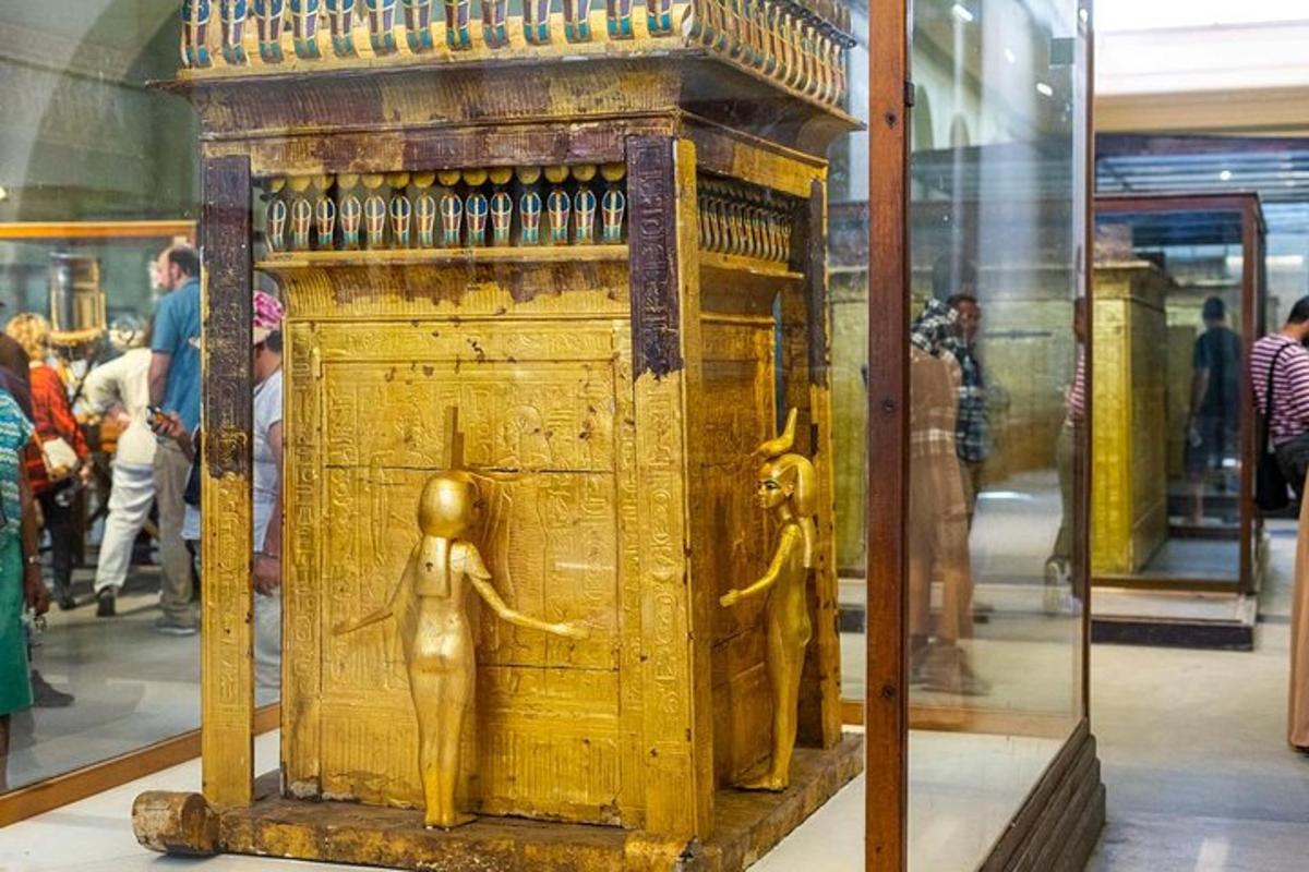 objek emas dalam bekas kaca di muzium