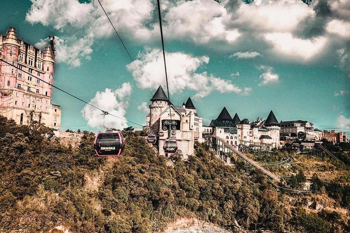 Un tranvía frente a un castillo en una colina