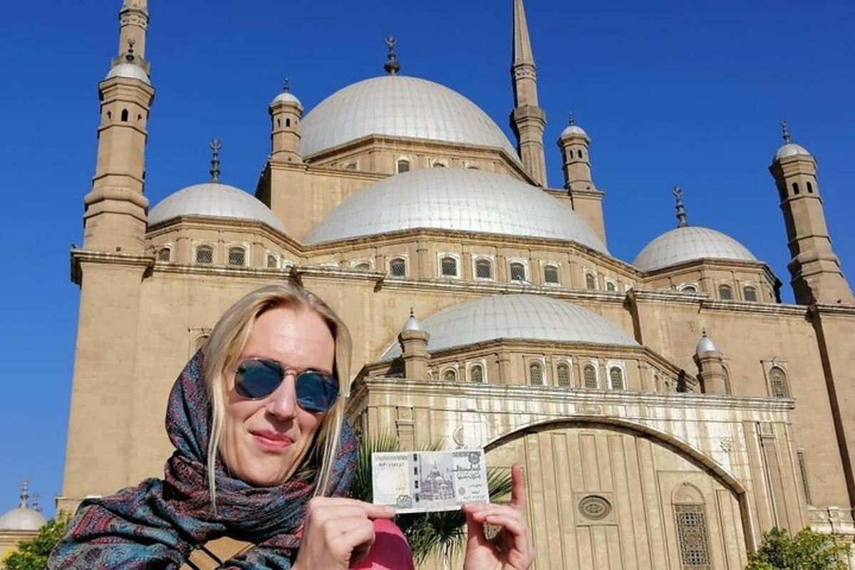 seorang wanita berdiri di hadapan masjid