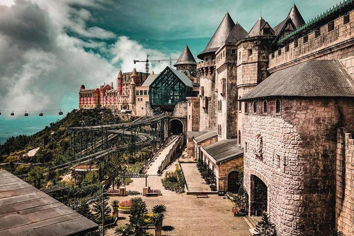 Un castillo en una colina con el océano al fondo