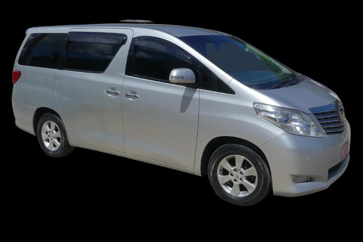 un furgone bianco è parcheggiato in una stanza buia