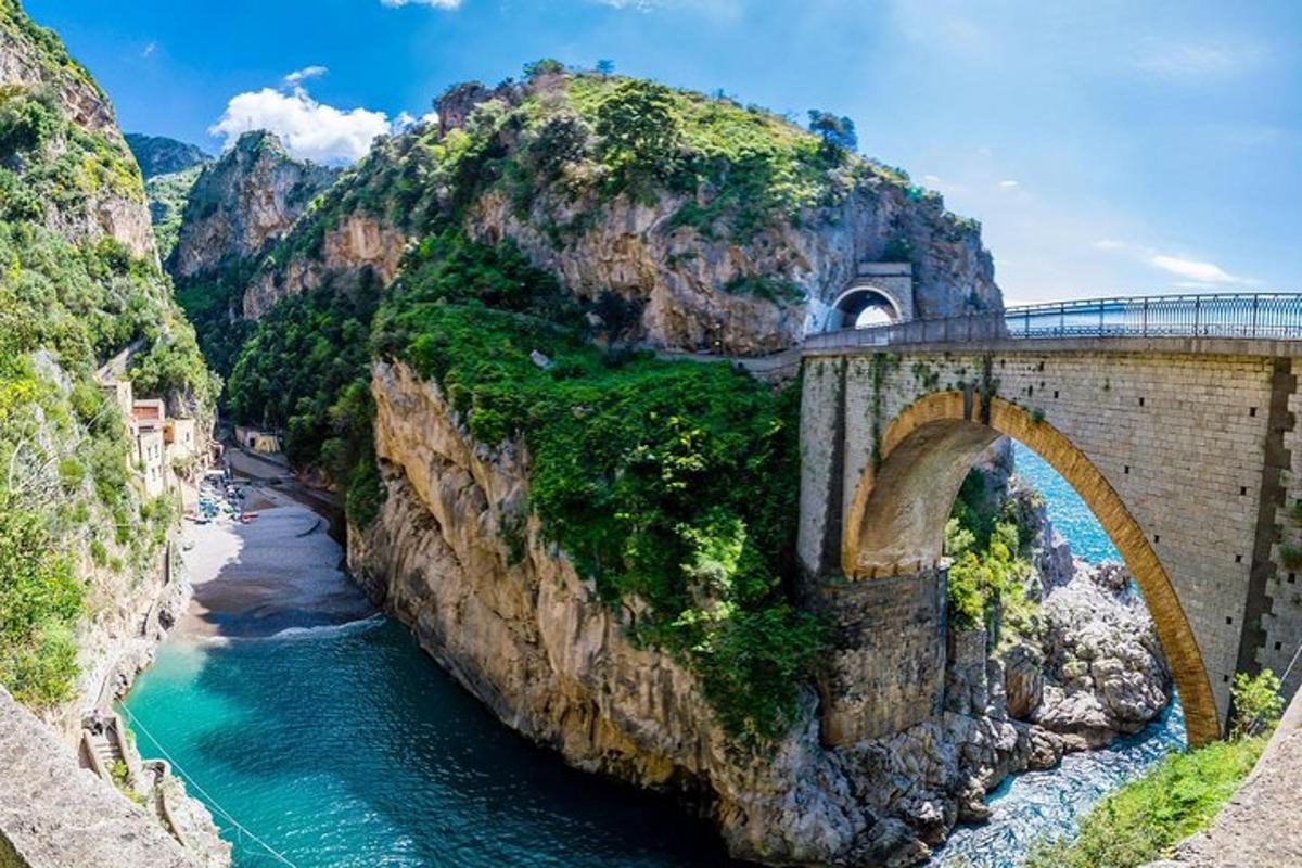 un ponte sopra un fiume vicino a una montagna