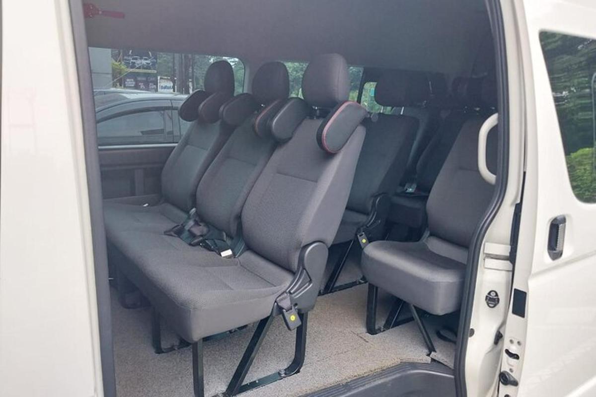 kombi z odprtimi vrati in dvema sedežema