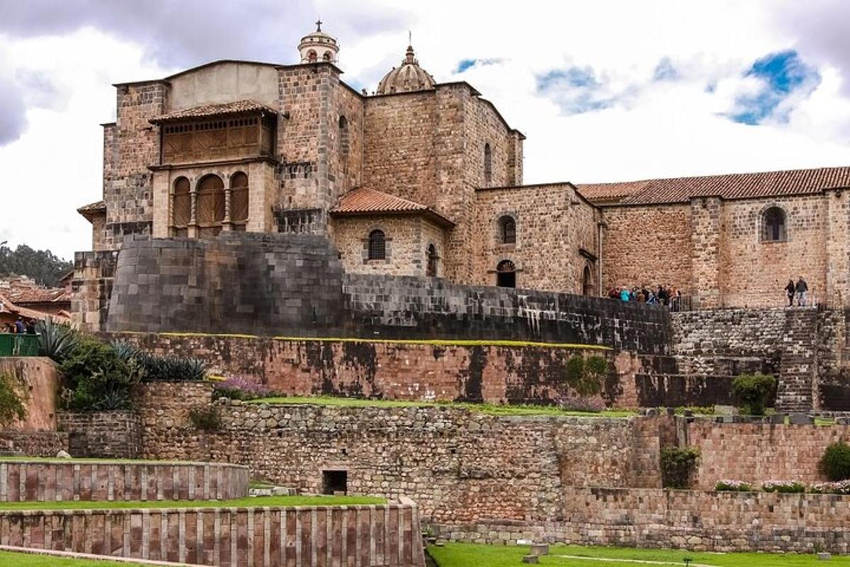 un vecchio castello in cima a un muro di mattoni