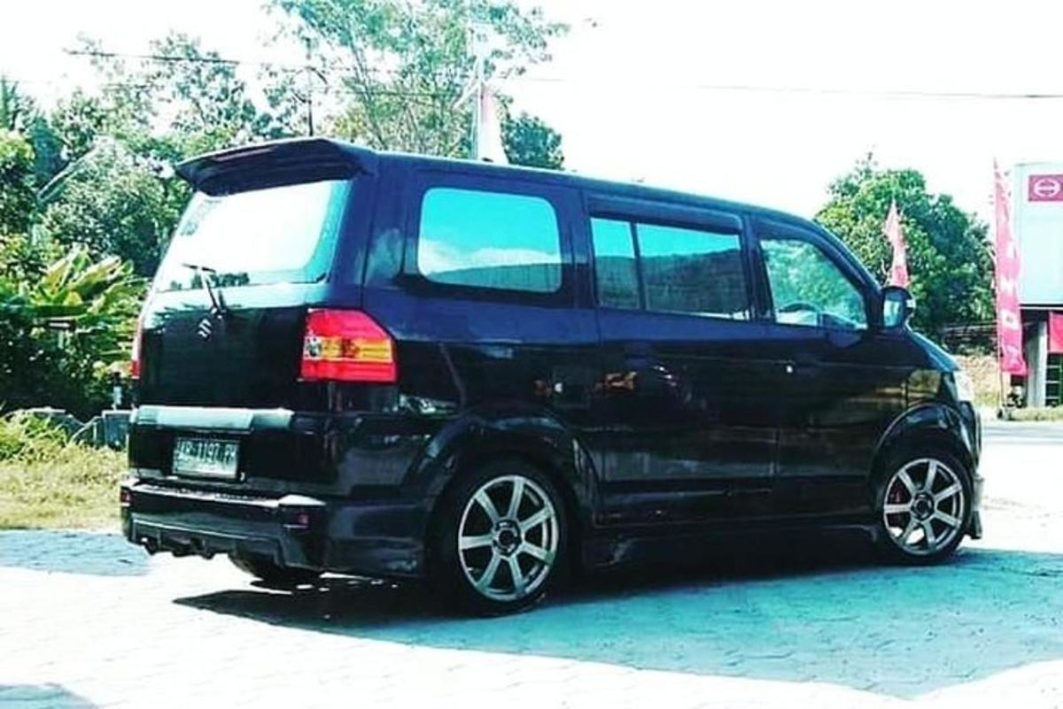 sebuah van hitam diletakkan di tepi jalan