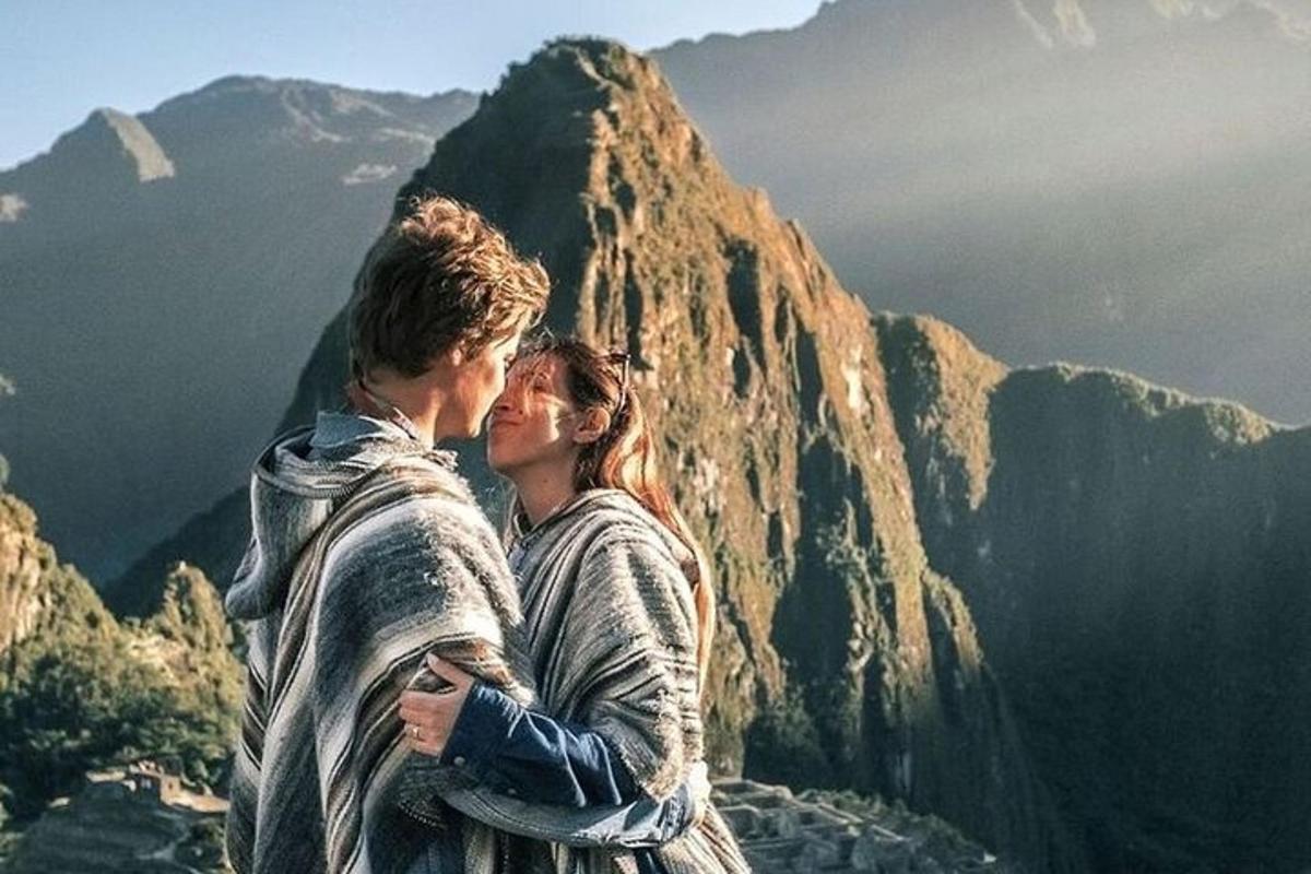 seorang lelaki dan seorang wanita berdiri di atas sebuah gunung