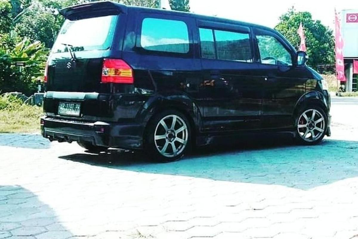 Na ulici parkuje černá dodávka