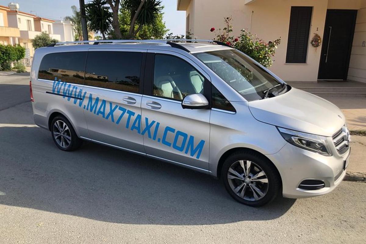 uma van prateada estacionada em um estacionamento