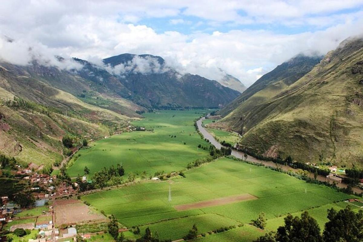 una vista aerea di una valle con un fiume e montagne