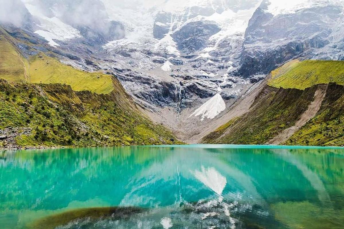 sebuah tasik di tengah-tengah gunung