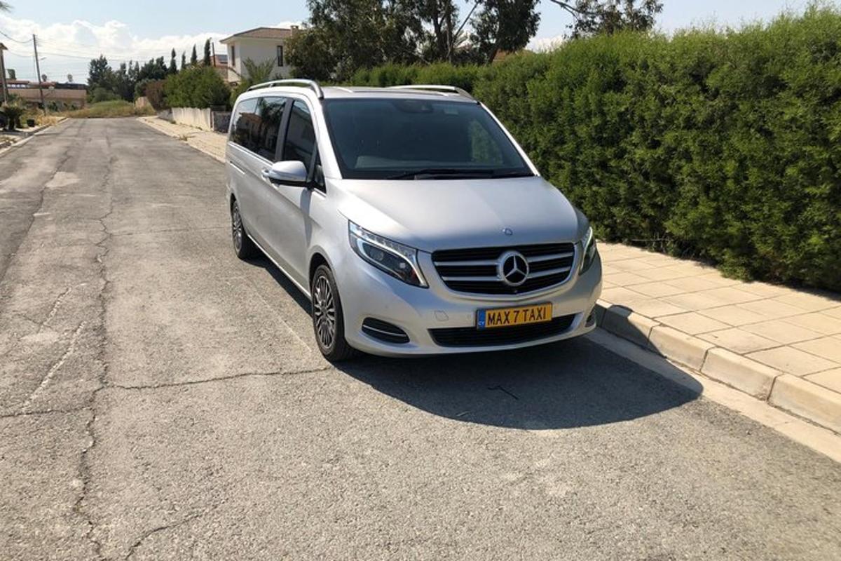 uma van branca estacionada na beira de uma estrada