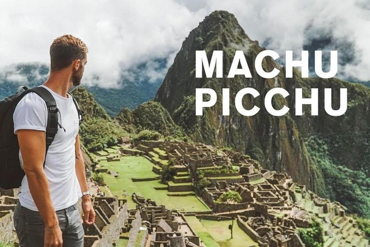 um homem olhando para machu picchu nas montanhas