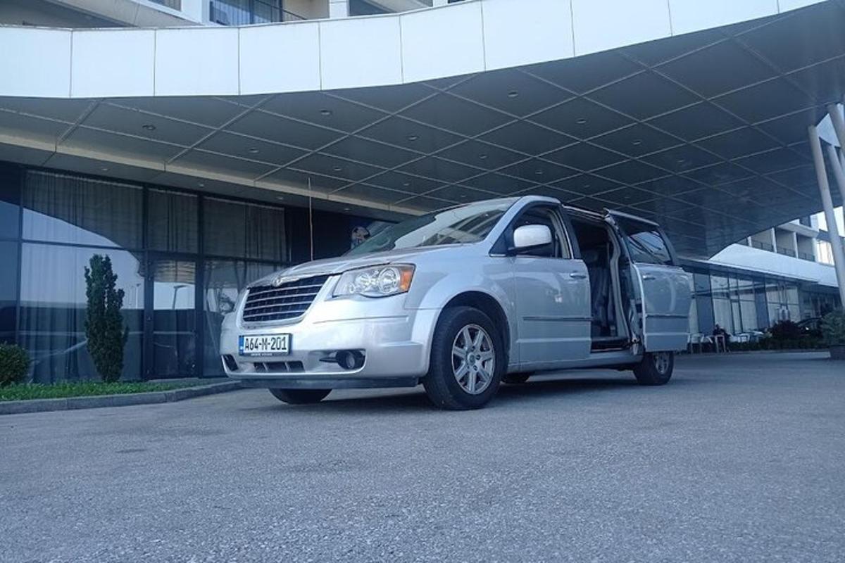 egy fehér furgon parkolt egy épület előtt