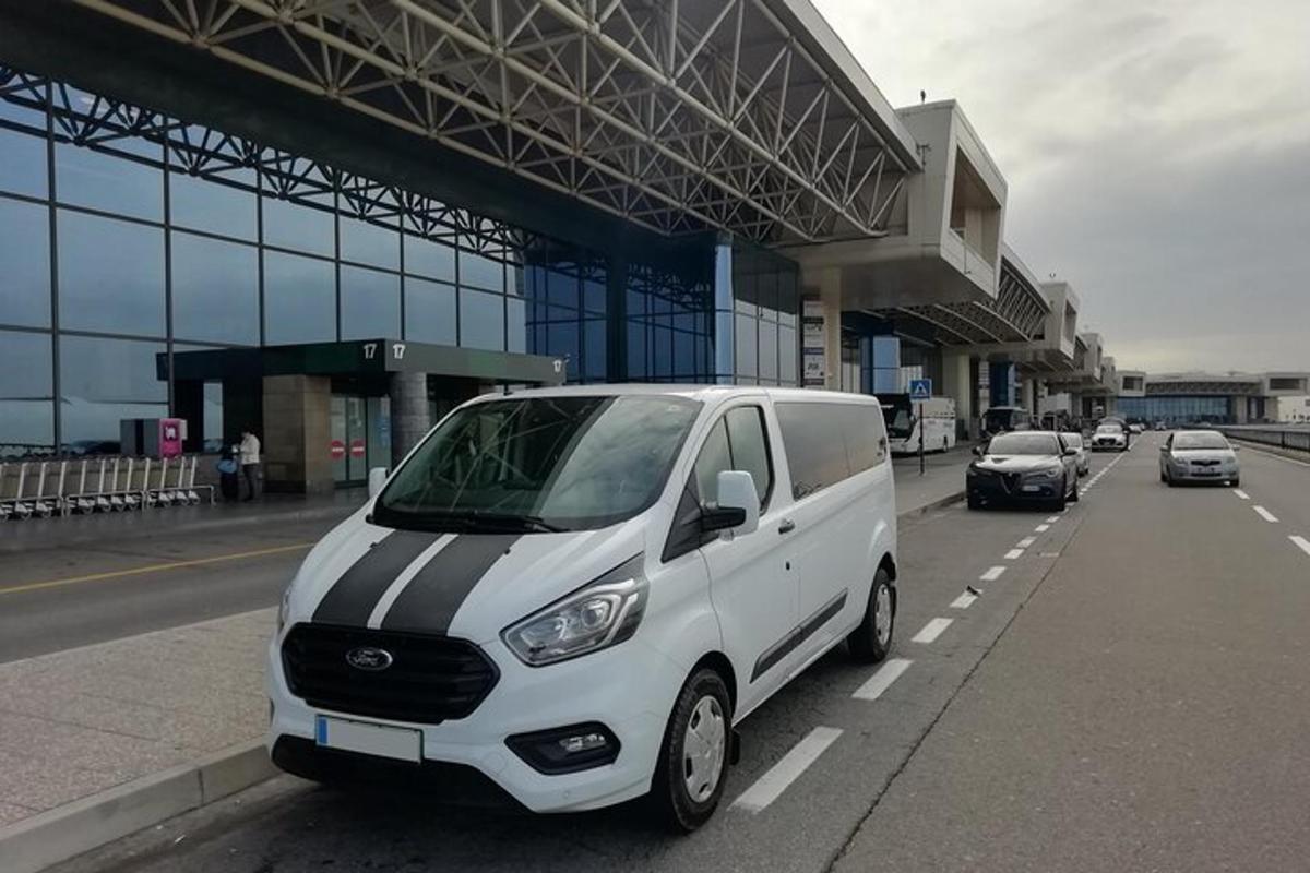 bílá dodávka zaparkovaná na kraji silnice