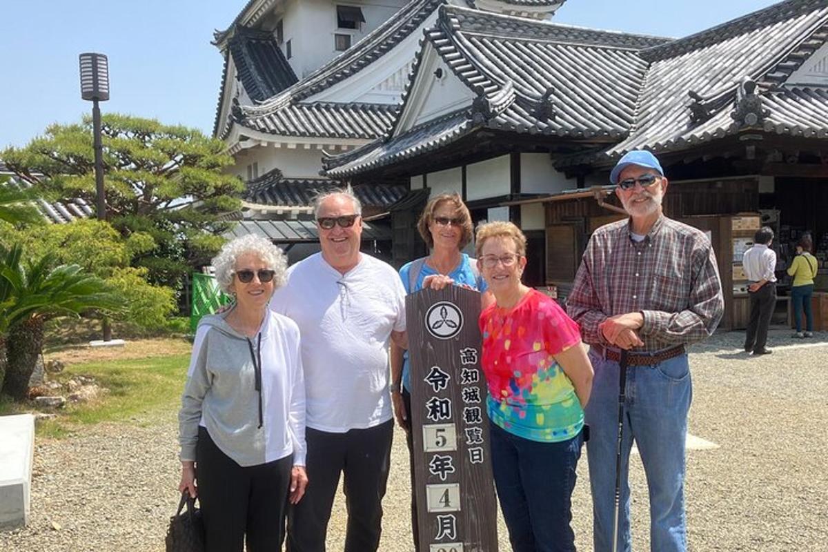 一群人站在一栋建筑物前