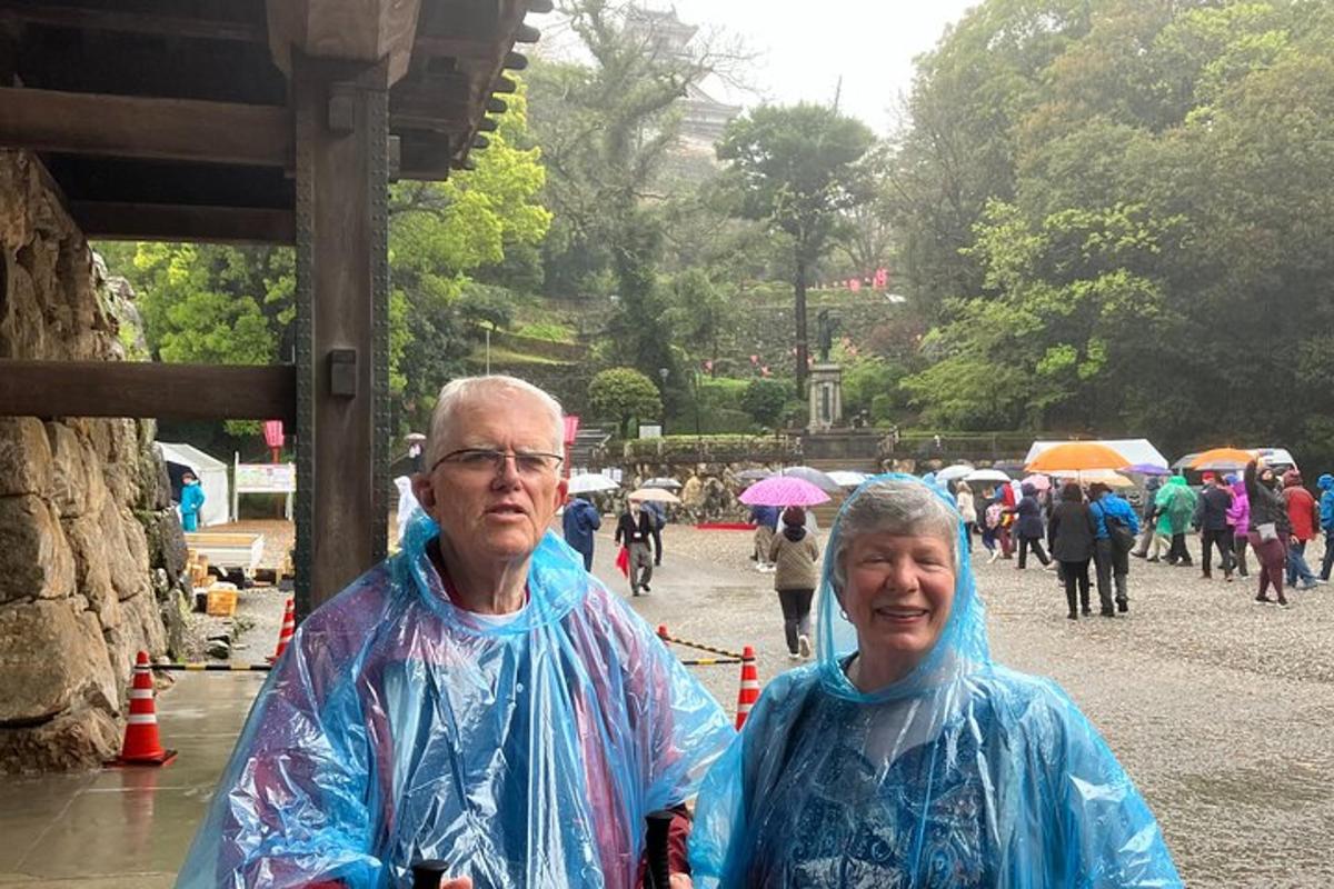 几个穿着雨衣的人在雨中行走