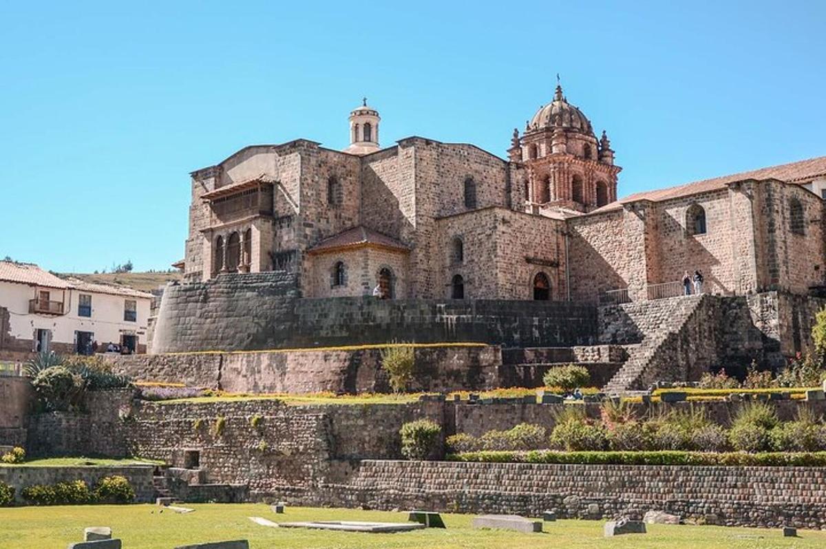 un gran edificio de piedra en la cima de una colina