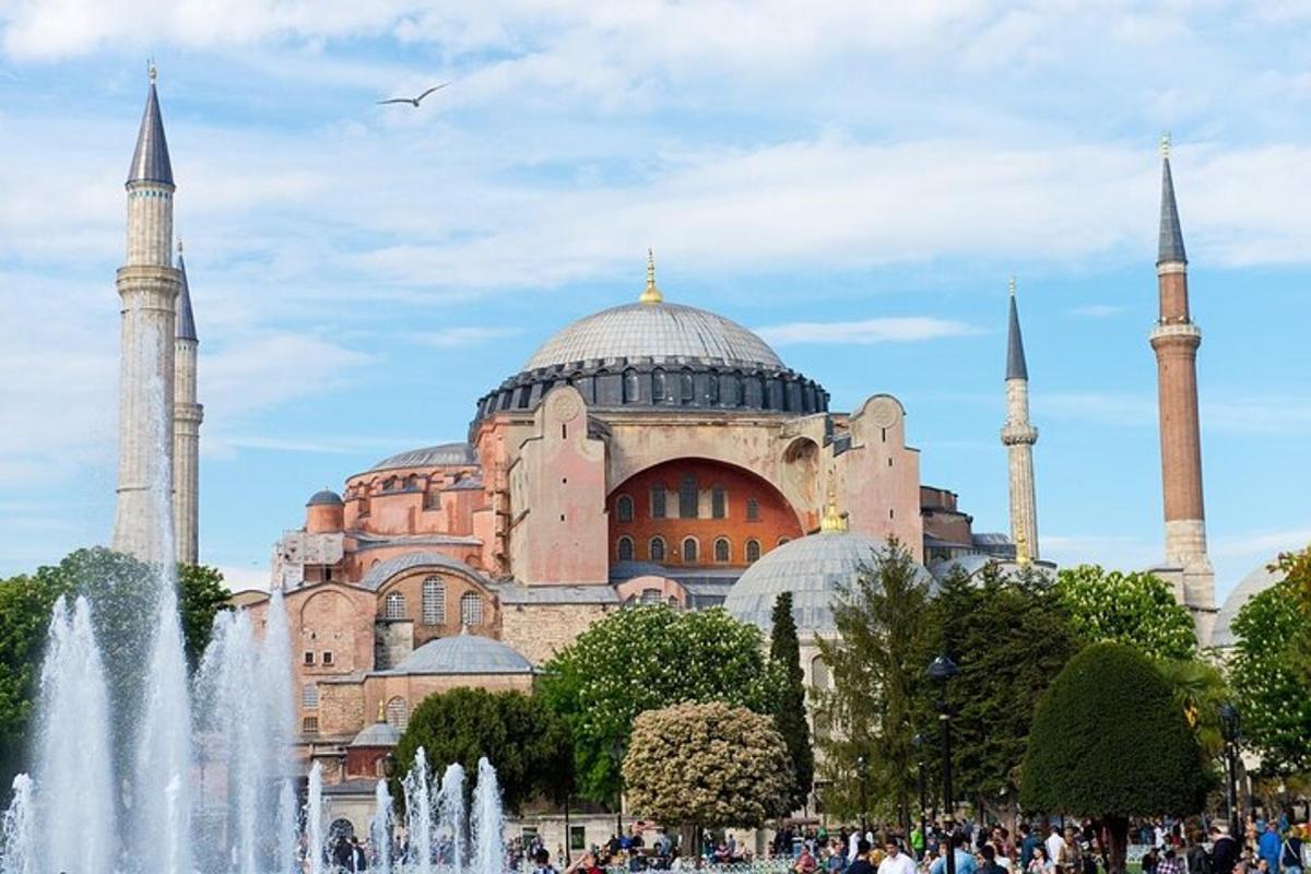 ένα κτίριο με δύο τζαμιά και ένα σιντριβάνι μπροστά