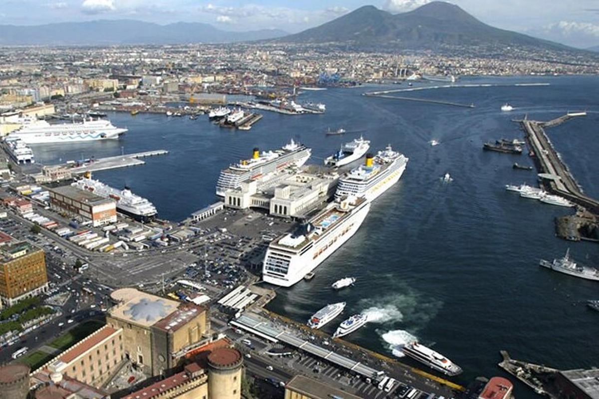 una grande nave da crociera è attraccata in un porto